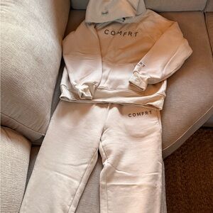 Comfrt matching sweat set.